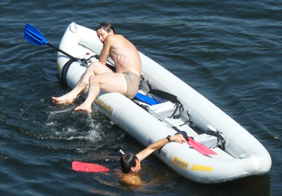надувная байдарка Аврора довольно остойчивая на воде