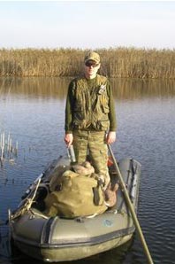в охотничьей лодке можно стоять и перемещаться